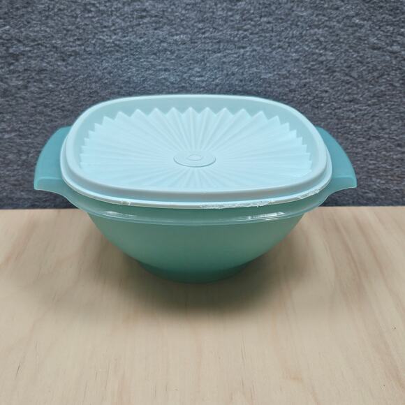 4 Vintage Tupperware containers 8" 7" (2) 6" READ - Picture 6 of 7